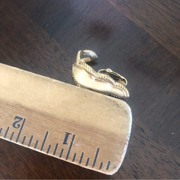 Vintage ClipOn Earrings - Picture 3 of 6